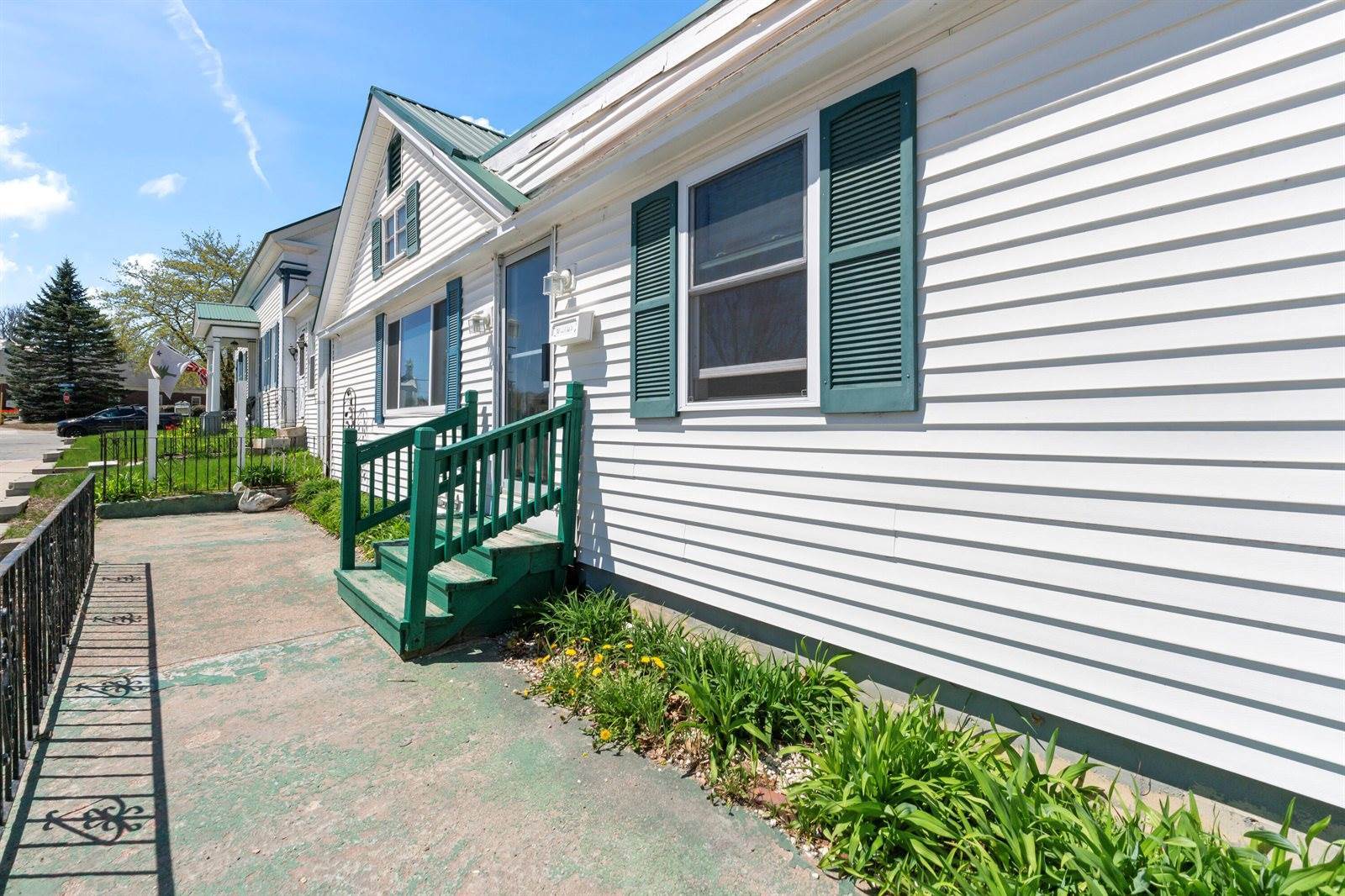 98 & 100 Main Street, Winthrop, ME 04364