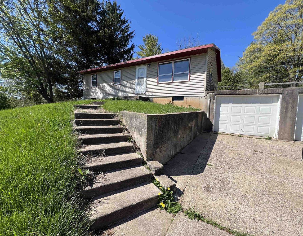 120 East Street, Potosi, WI 53820