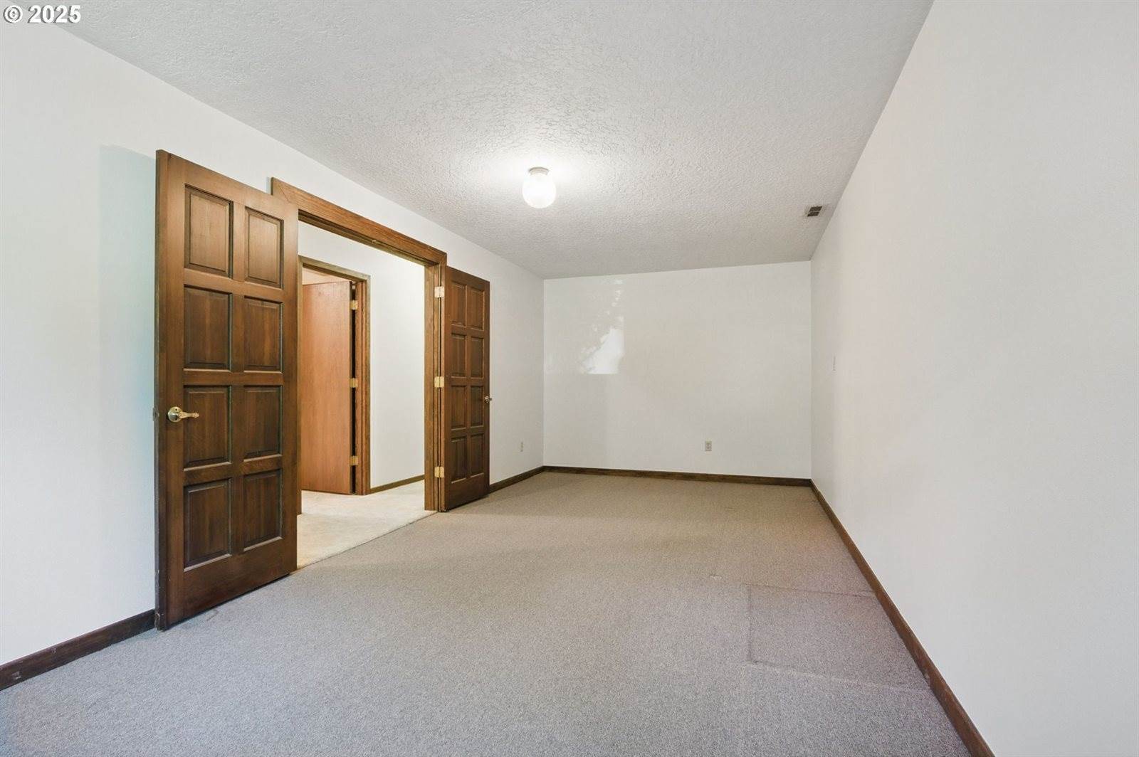 6490 Chessington Ln, Gladstone, OR 97027