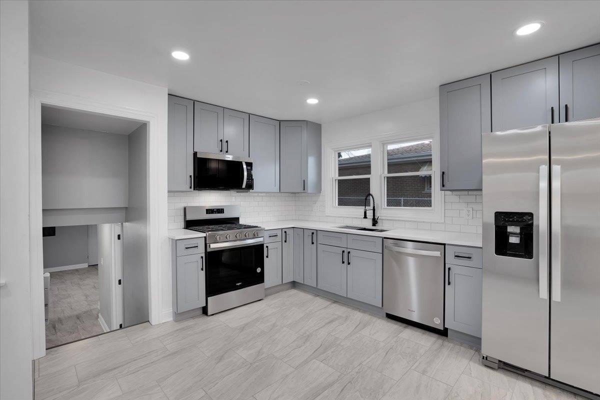 2720 West Seipp Street, Chicago, IL 60652