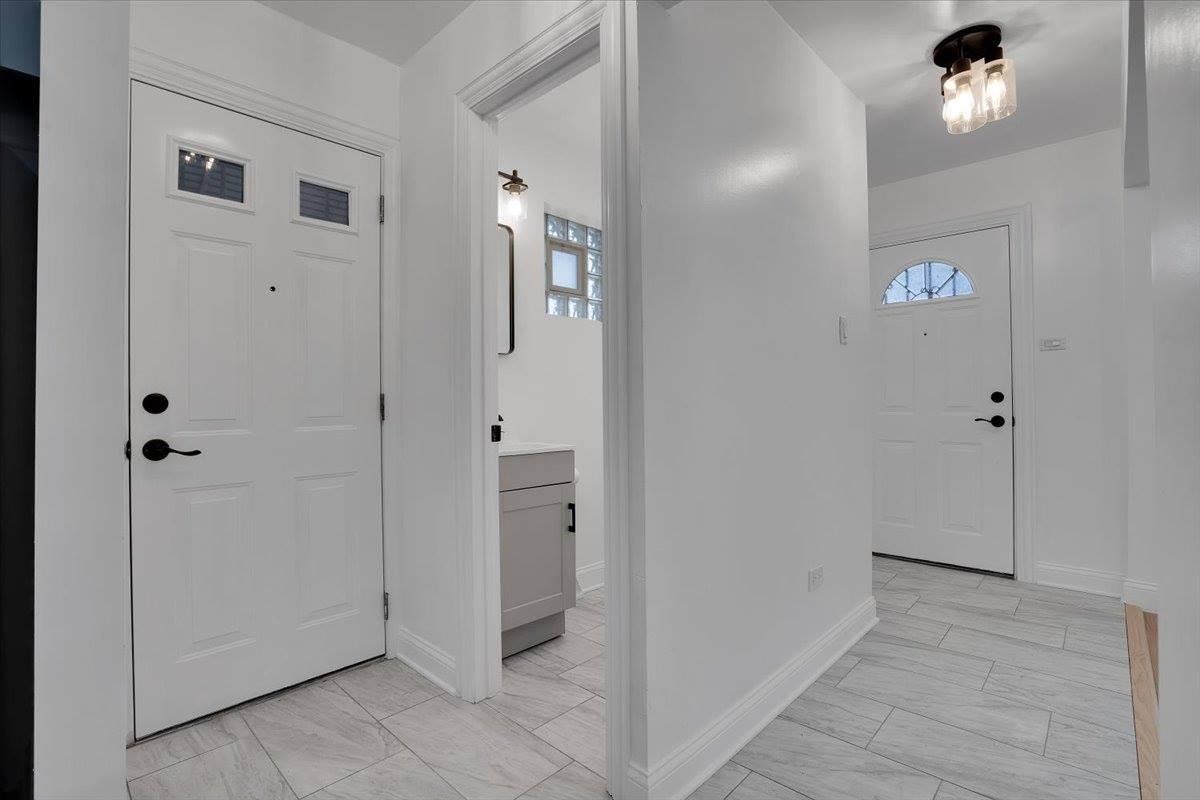 2720 West Seipp Street, Chicago, IL 60652