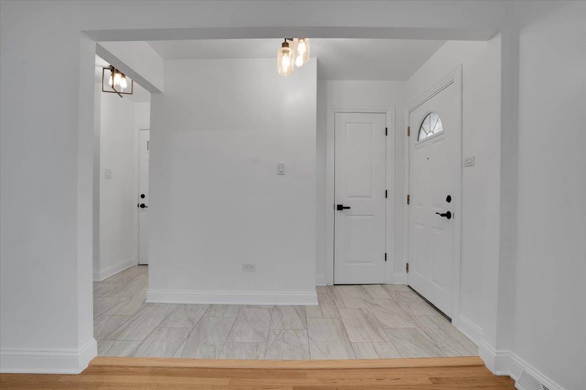 2720 West Seipp Street, Chicago, IL 60652