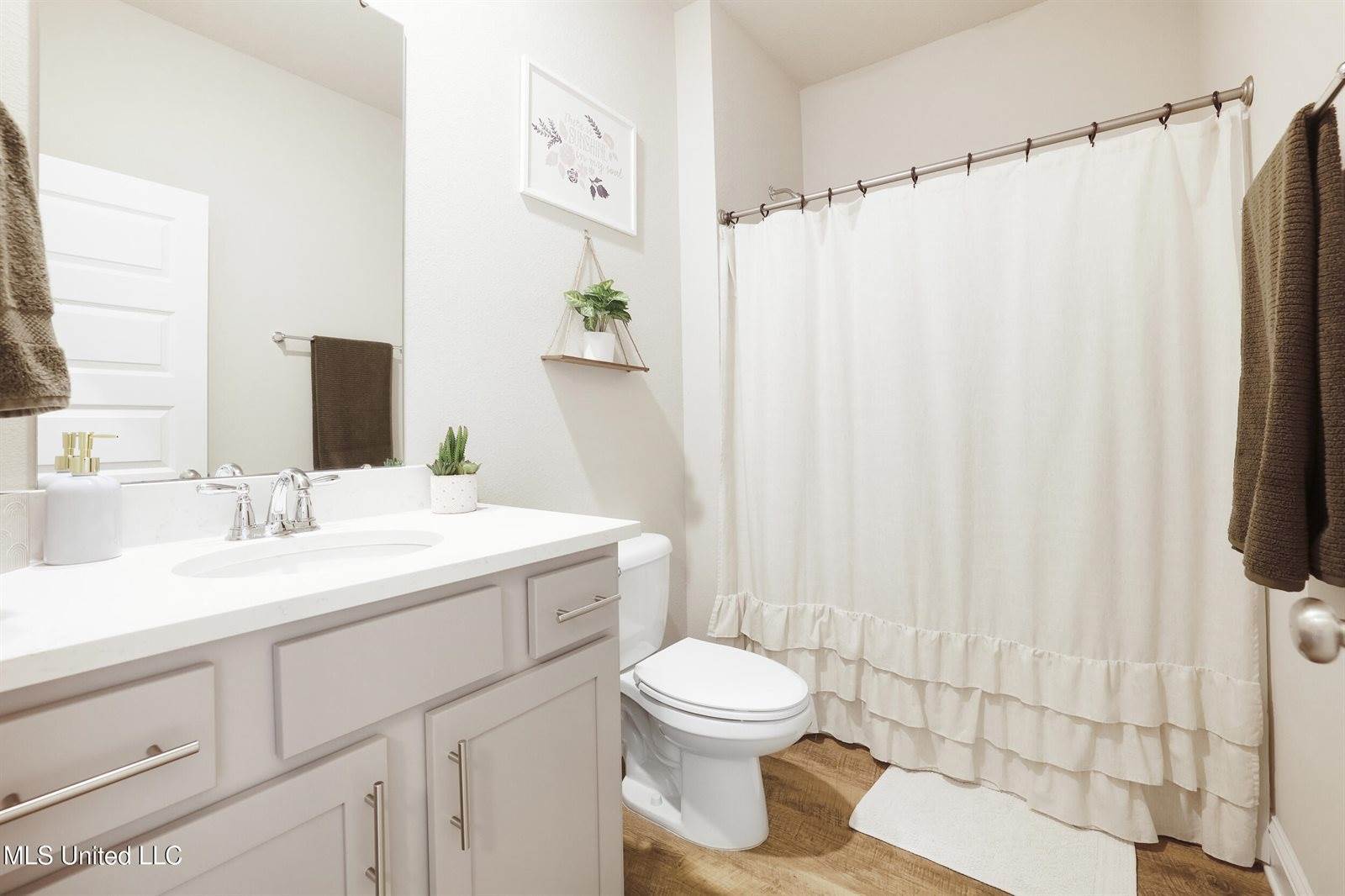 7380 Shearwater Way, Ocean Springs, MS 39564