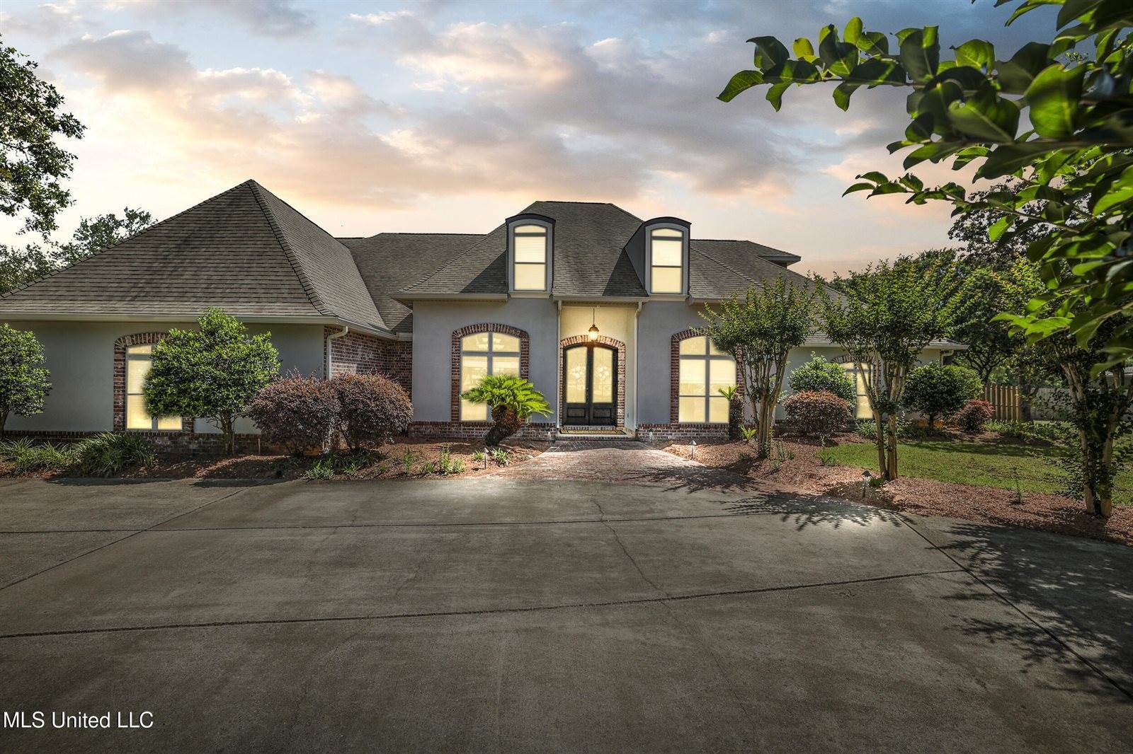 1914 Shelby Lane, Ocean Springs, MS 39564