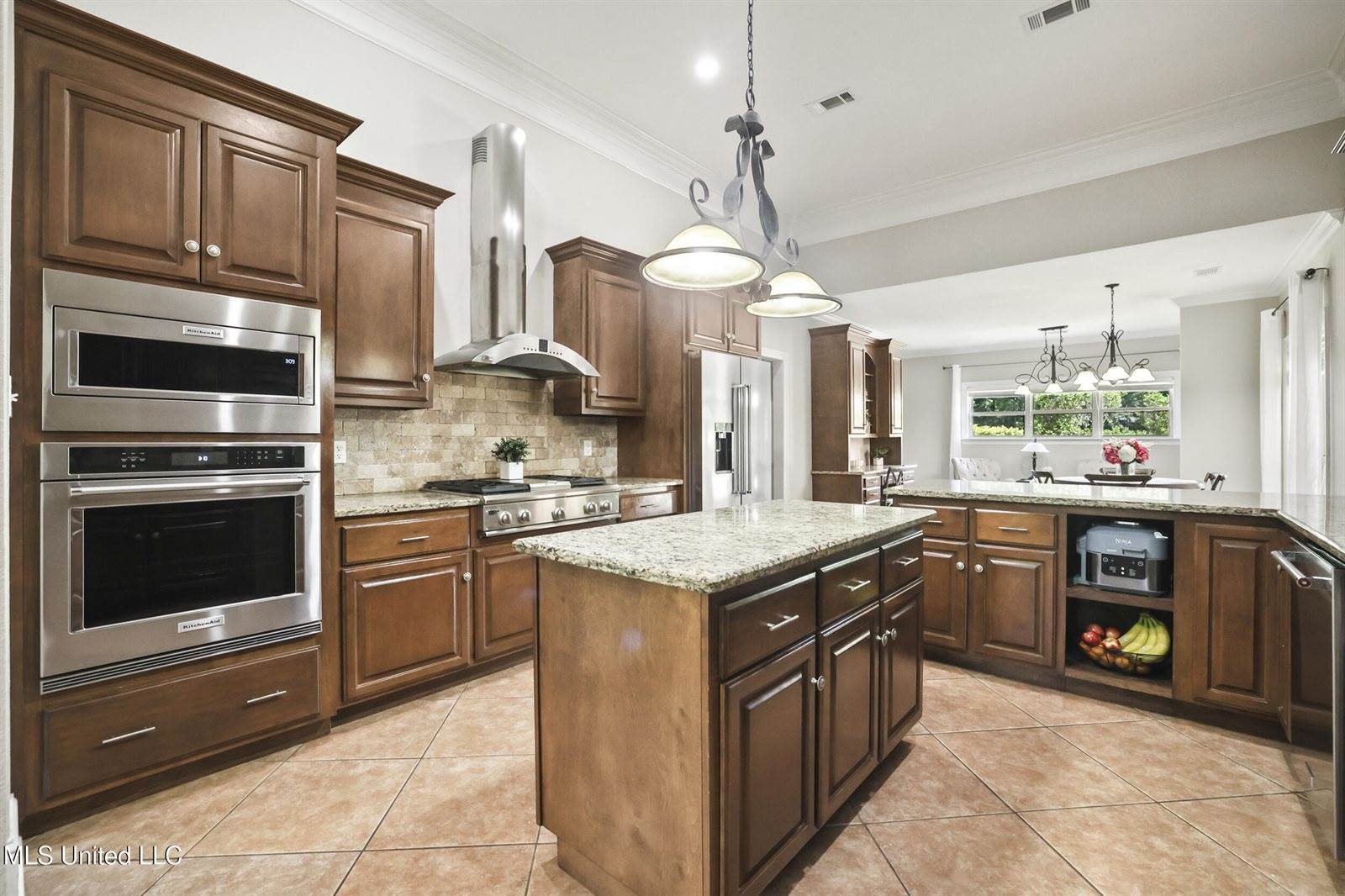 1914 Shelby Lane, Ocean Springs, MS 39564