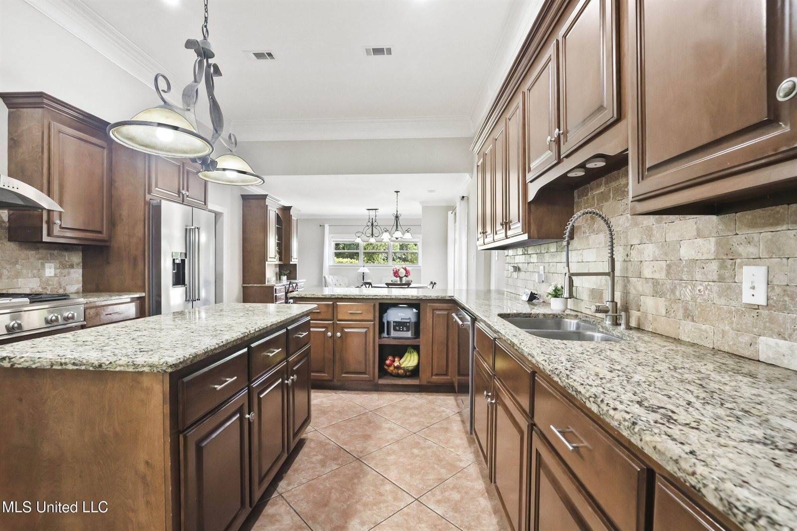 1914 Shelby Lane, Ocean Springs, MS 39564