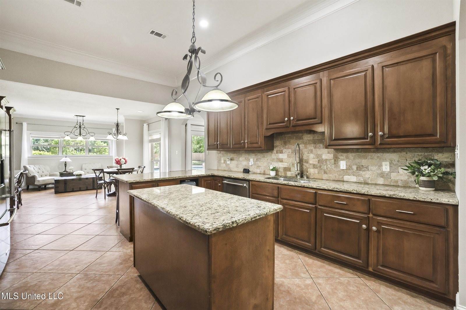 1914 Shelby Lane, Ocean Springs, MS 39564