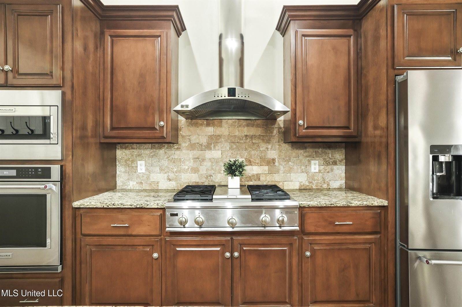 1914 Shelby Lane, Ocean Springs, MS 39564