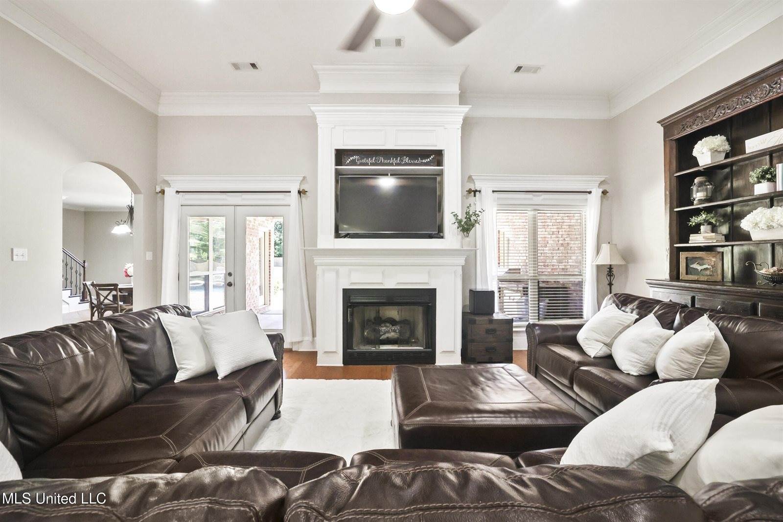 1914 Shelby Lane, Ocean Springs, MS 39564