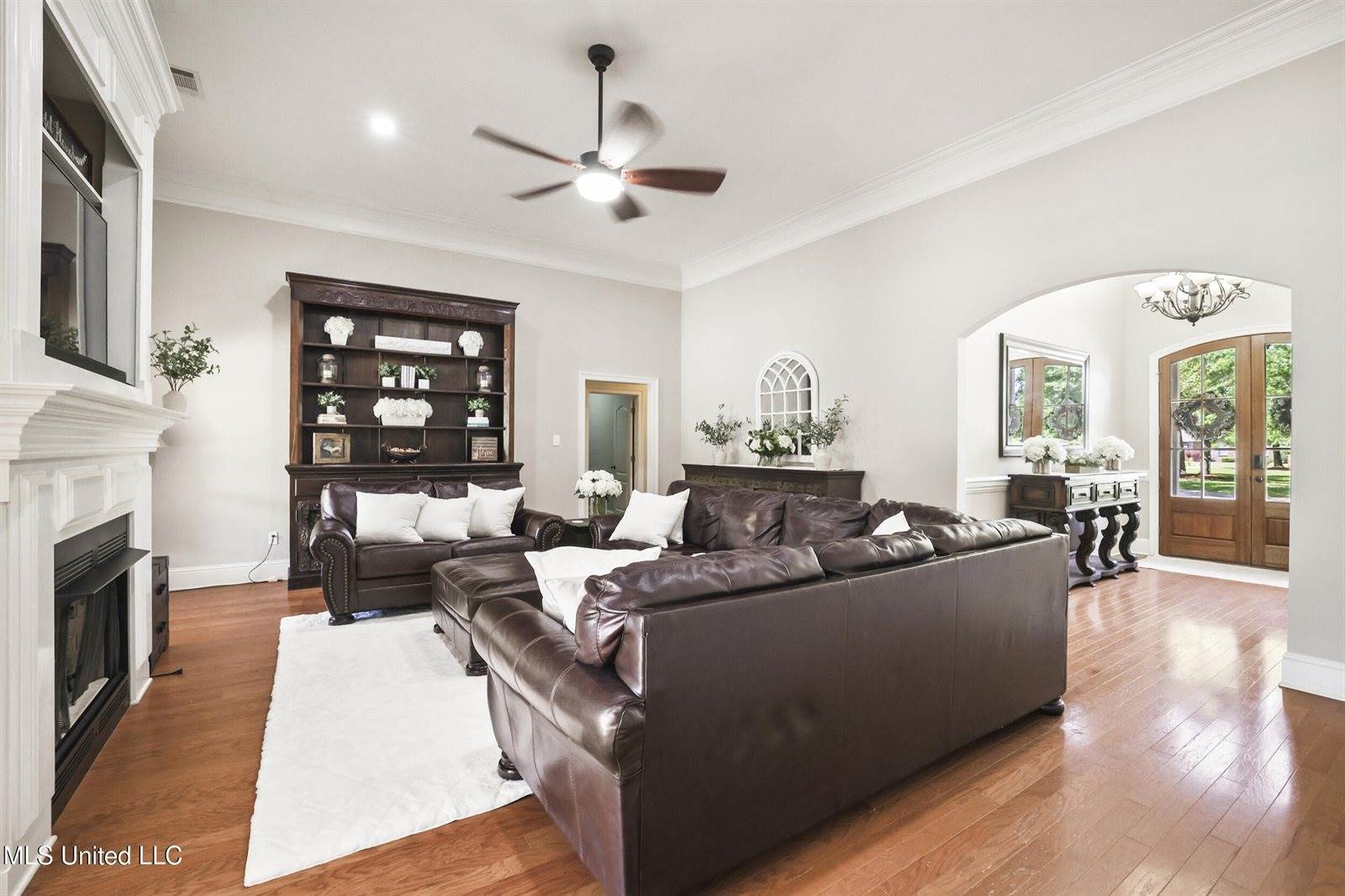 1914 Shelby Lane, Ocean Springs, MS 39564