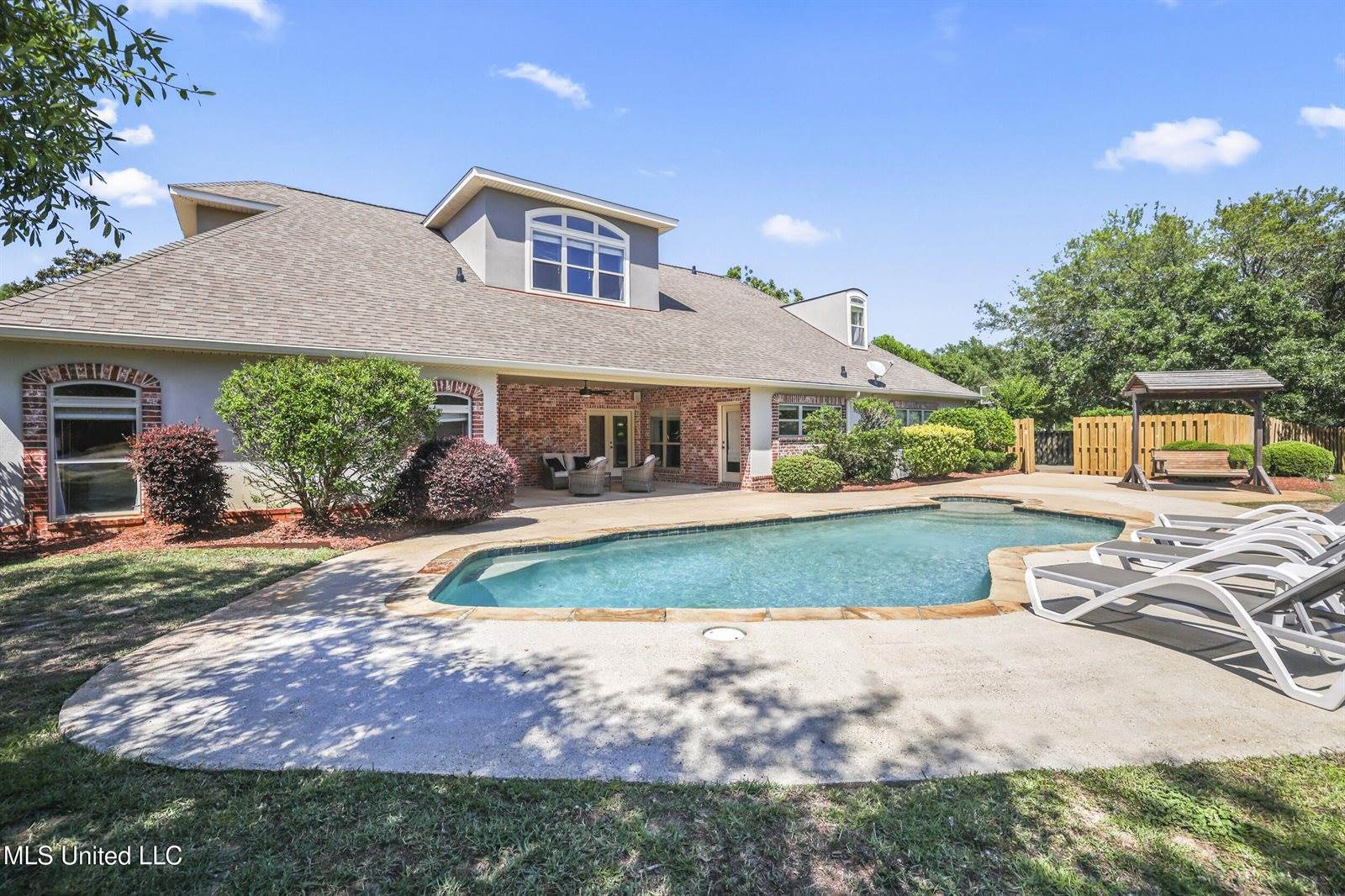 1914 Shelby Lane, Ocean Springs, MS 39564