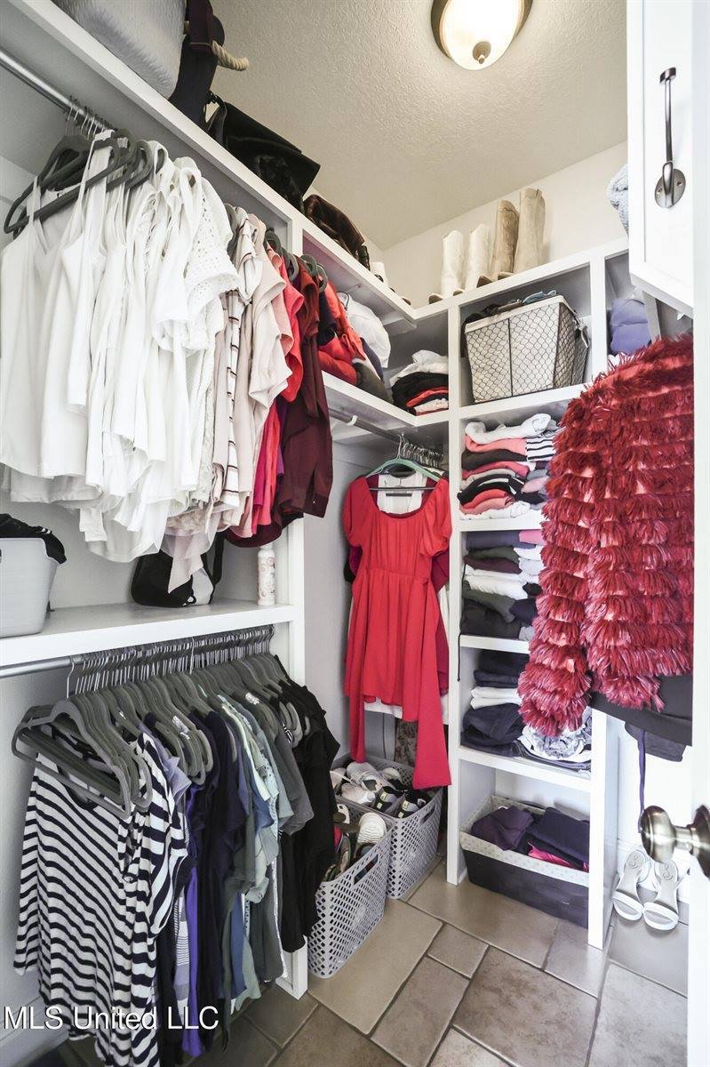 1914 Shelby Lane, Ocean Springs, MS 39564