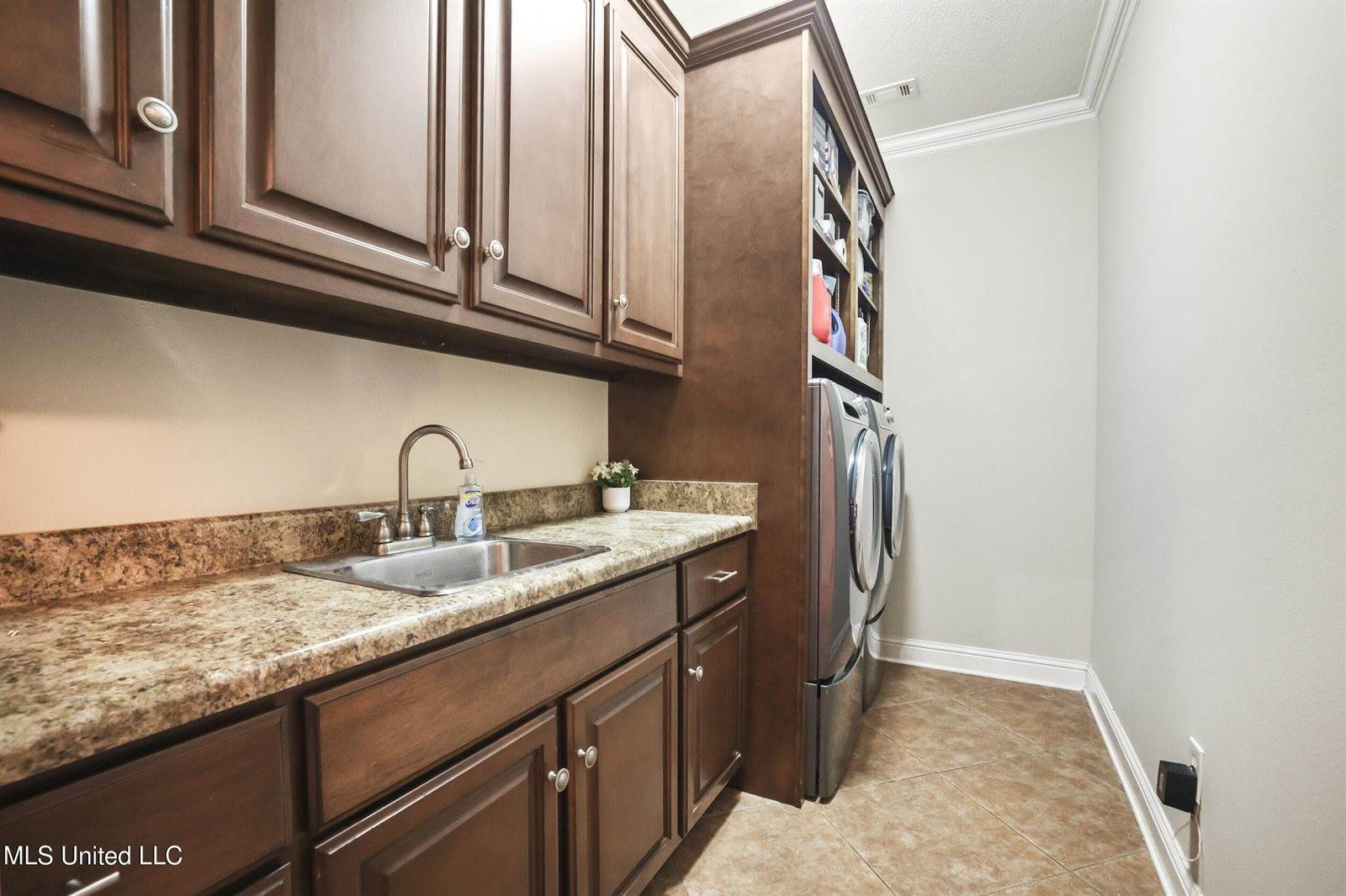 1914 Shelby Lane, Ocean Springs, MS 39564