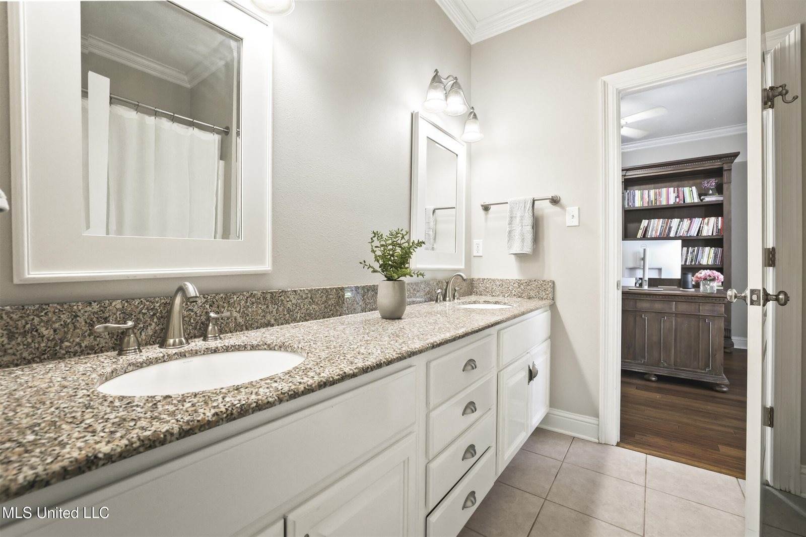 1914 Shelby Lane, Ocean Springs, MS 39564