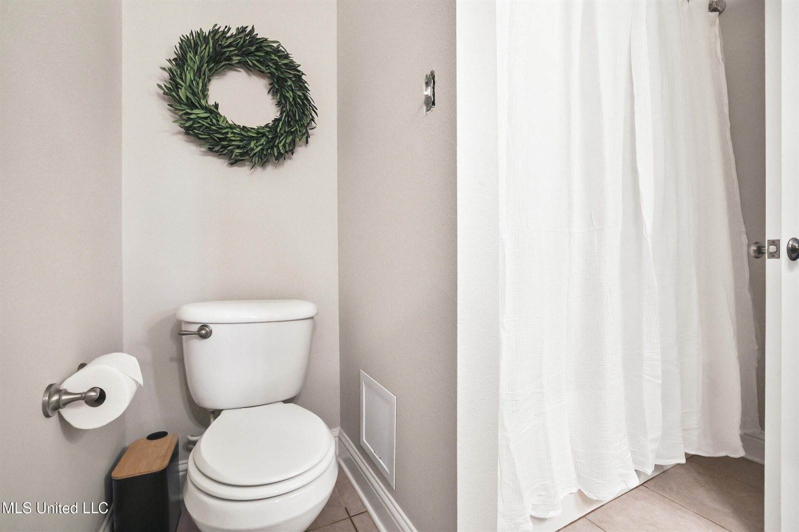 1914 Shelby Lane, Ocean Springs, MS 39564