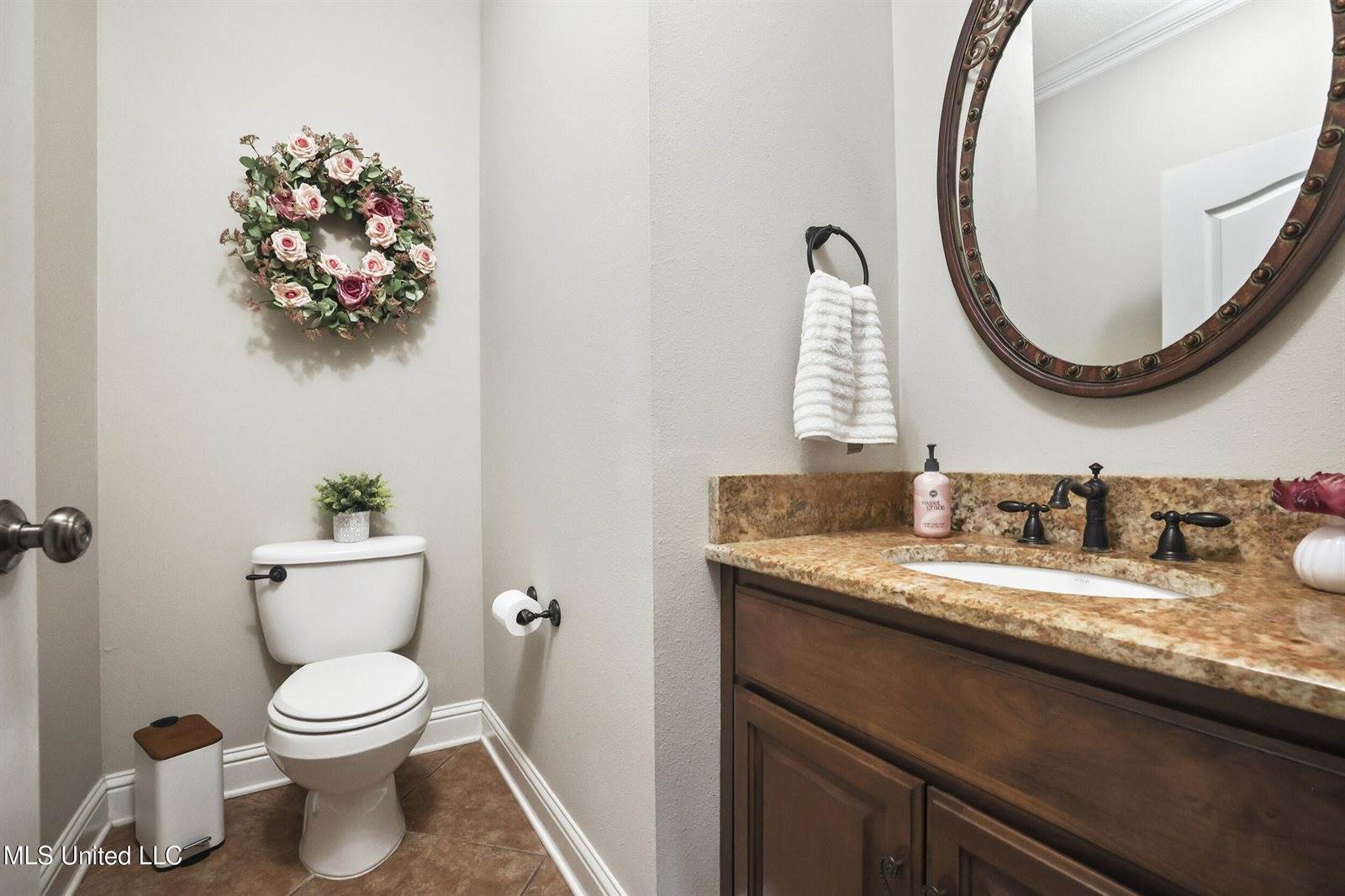 1914 Shelby Lane, Ocean Springs, MS 39564