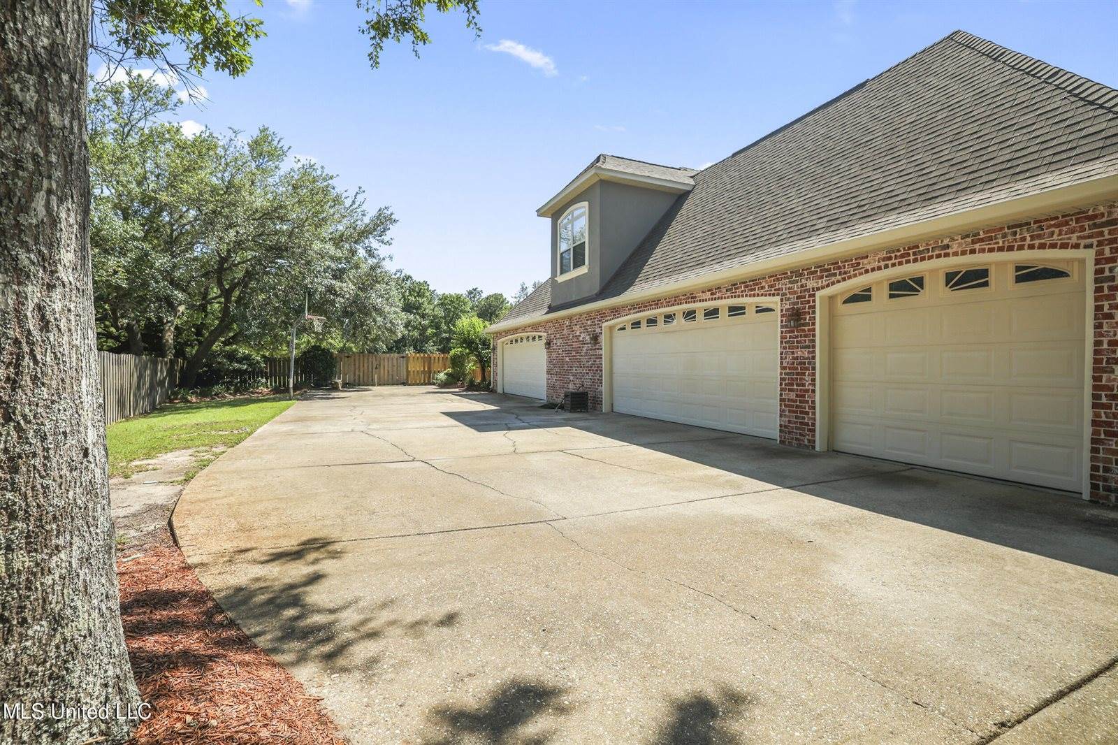 1914 Shelby Lane, Ocean Springs, MS 39564