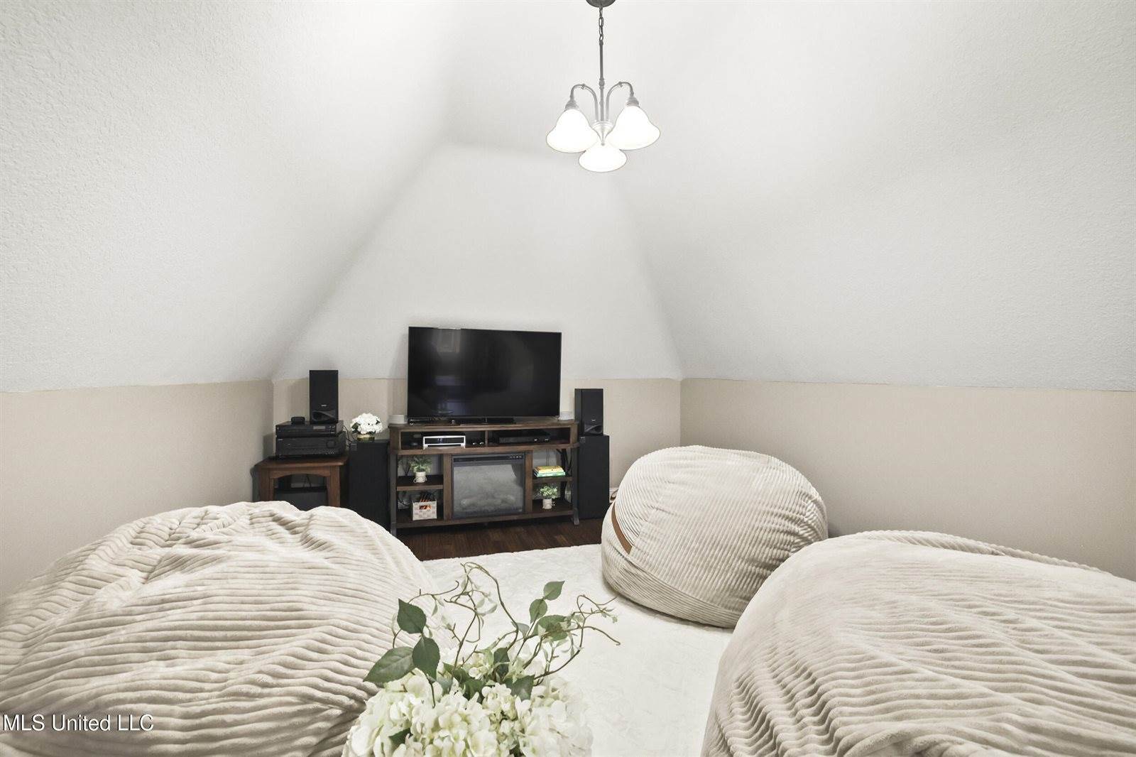 1914 Shelby Lane, Ocean Springs, MS 39564