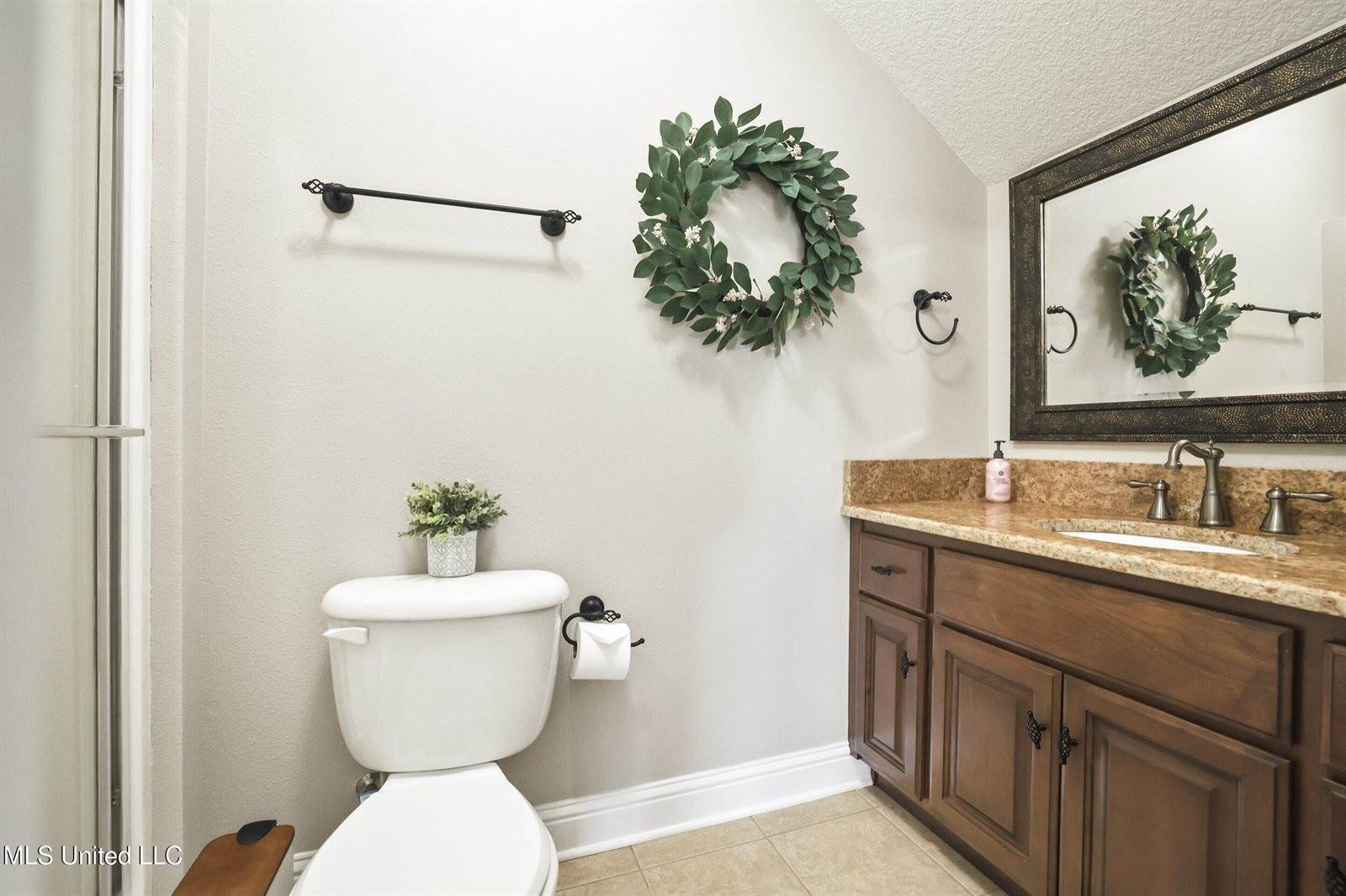 1914 Shelby Lane, Ocean Springs, MS 39564