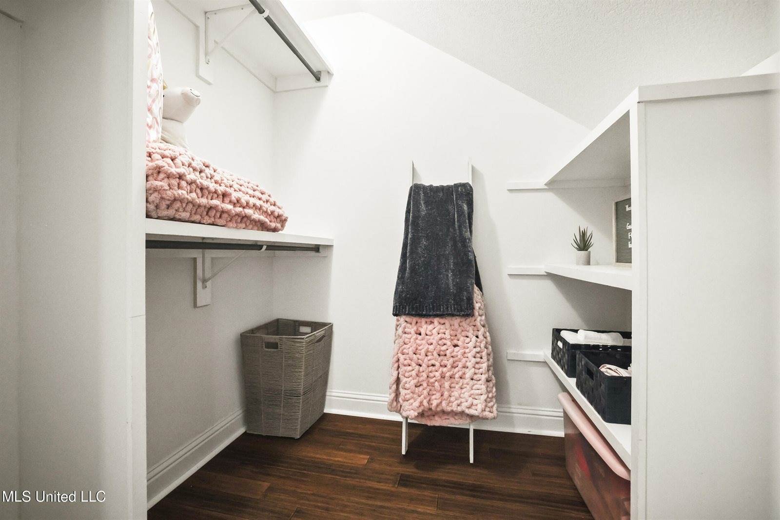 1914 Shelby Lane, Ocean Springs, MS 39564