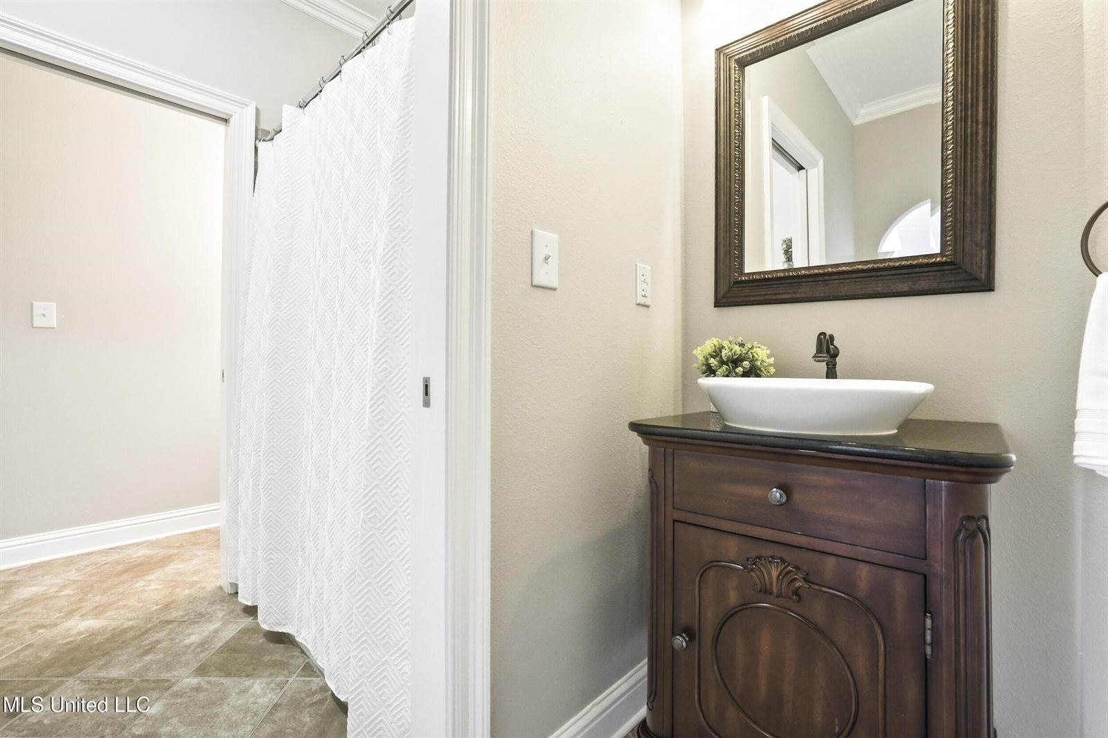 1914 Shelby Lane, Ocean Springs, MS 39564