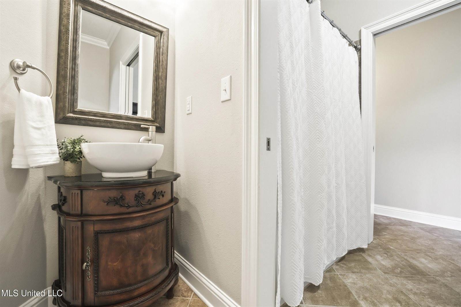 1914 Shelby Lane, Ocean Springs, MS 39564