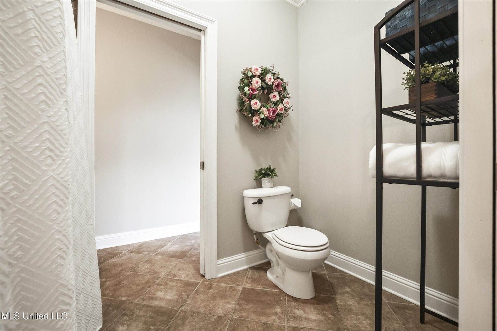 1914 Shelby Lane, Ocean Springs, MS 39564