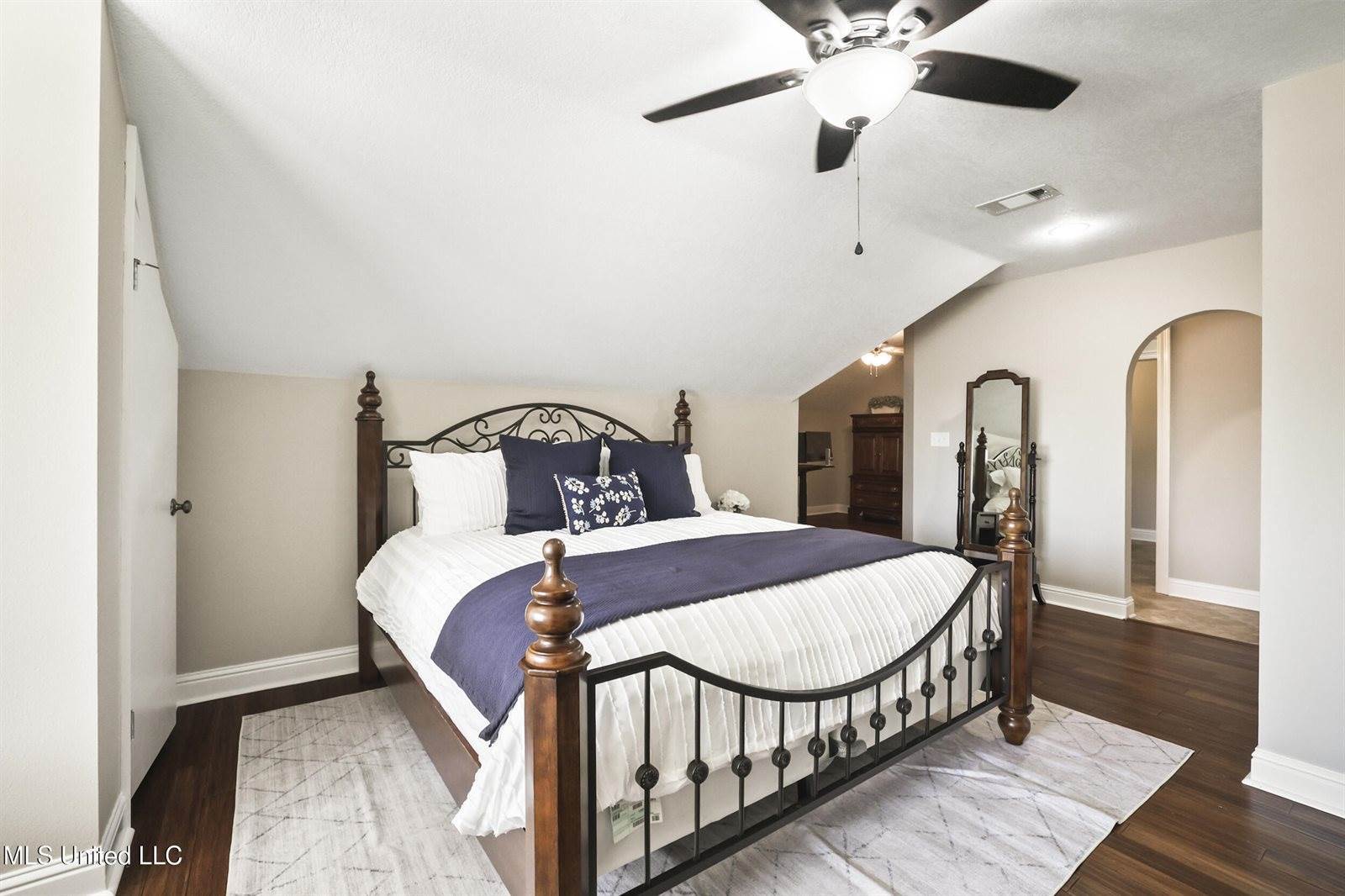 1914 Shelby Lane, Ocean Springs, MS 39564