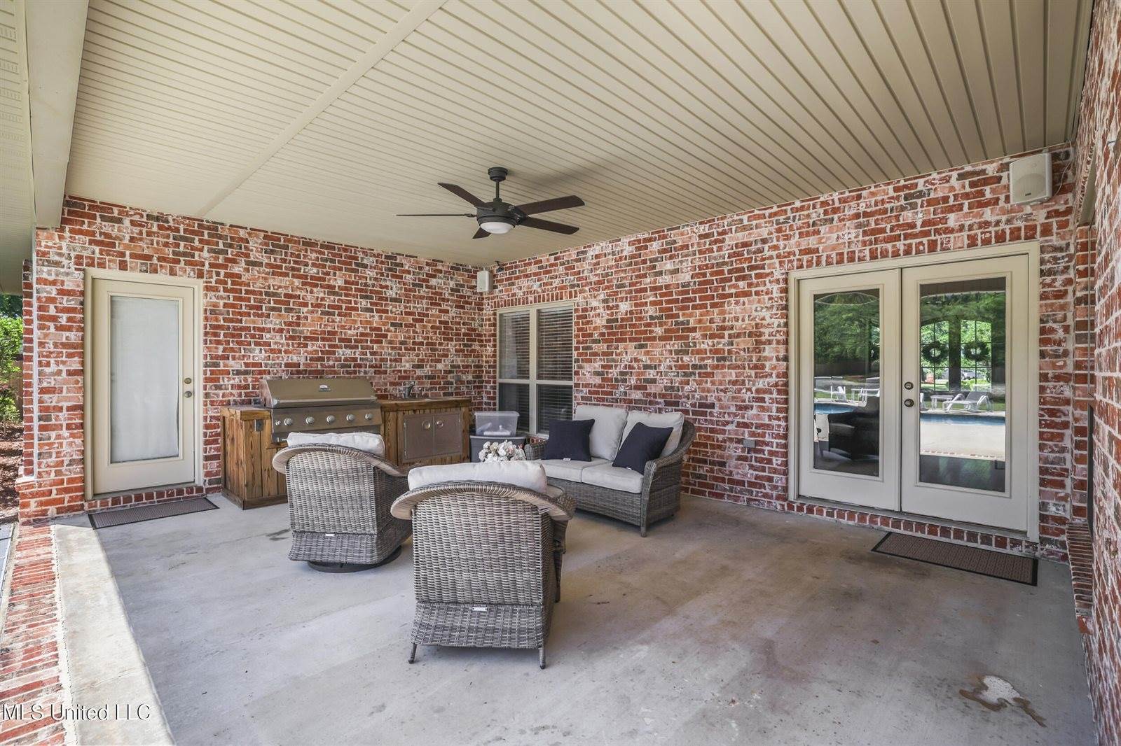 1914 Shelby Lane, Ocean Springs, MS 39564