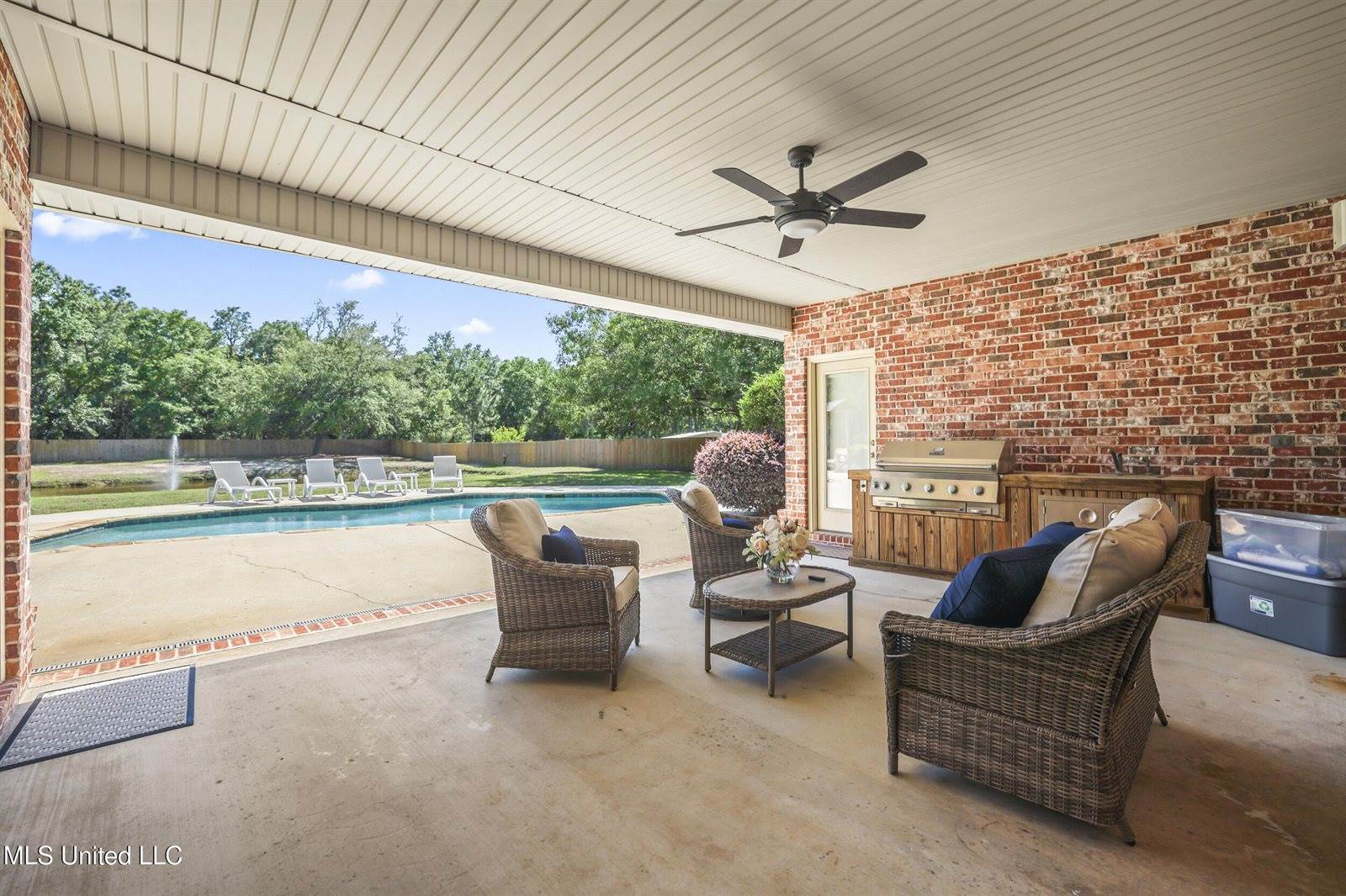 1914 Shelby Lane, Ocean Springs, MS 39564