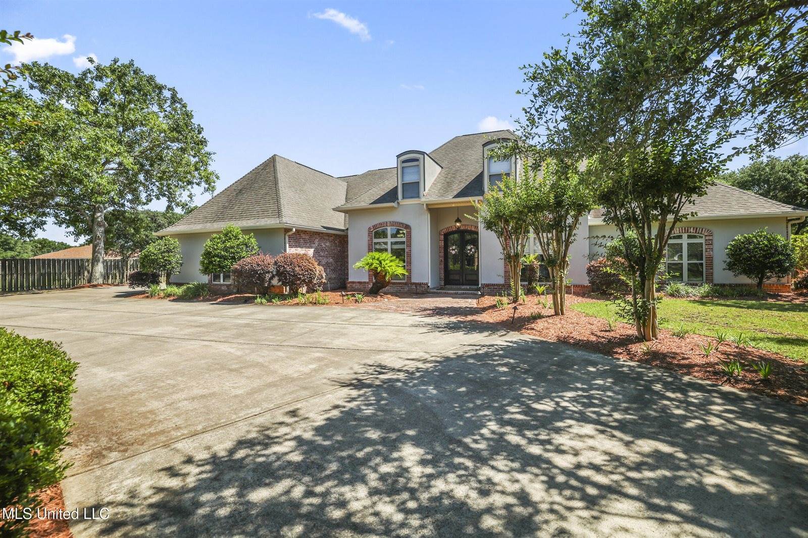 1914 Shelby Lane, Ocean Springs, MS 39564