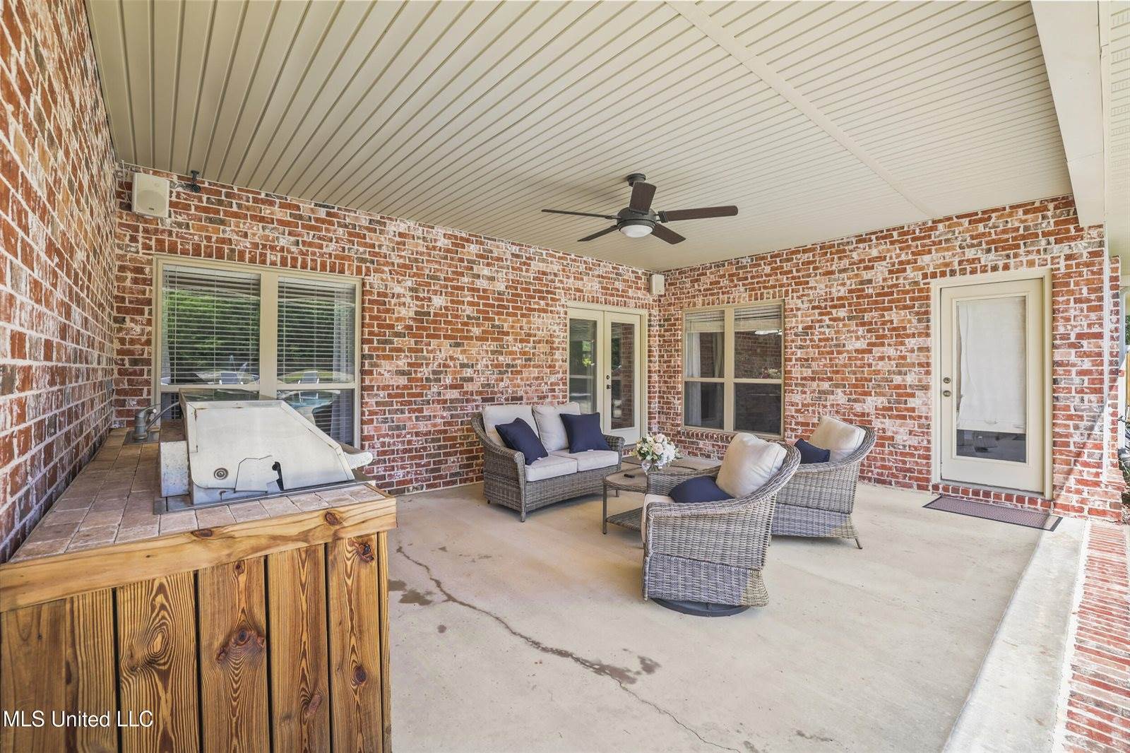 1914 Shelby Lane, Ocean Springs, MS 39564