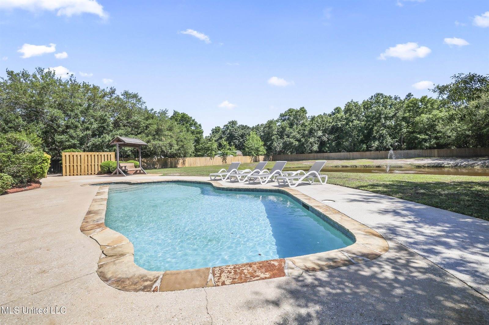 1914 Shelby Lane, Ocean Springs, MS 39564