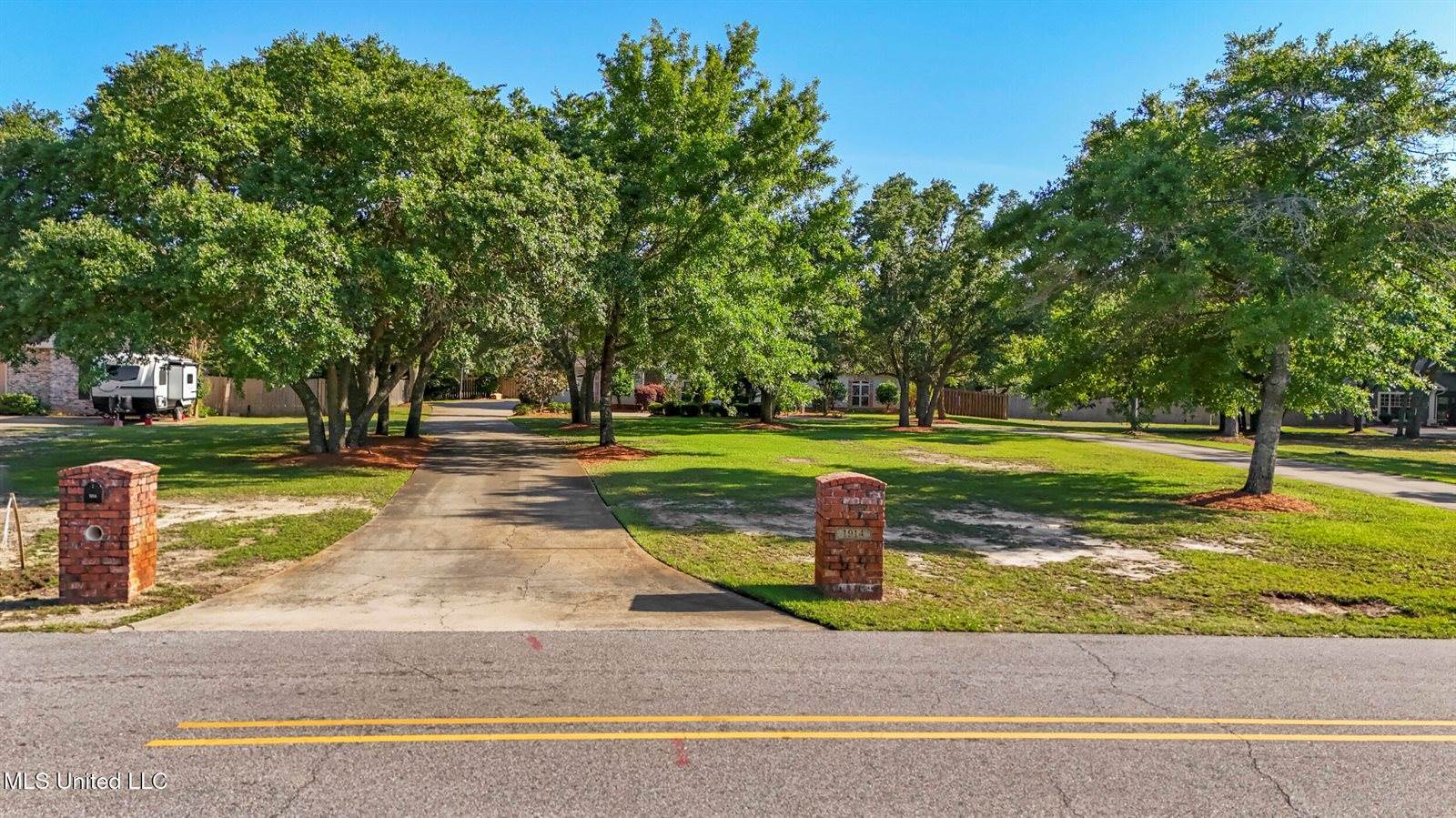 1914 Shelby Lane, Ocean Springs, MS 39564