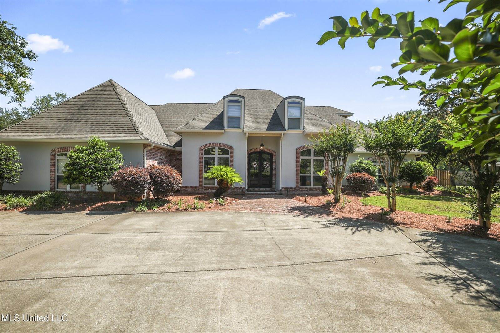 1914 Shelby Lane, Ocean Springs, MS 39564