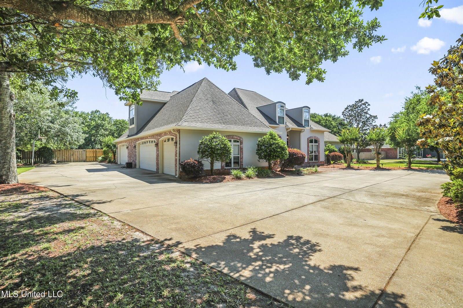 1914 Shelby Lane, Ocean Springs, MS 39564
