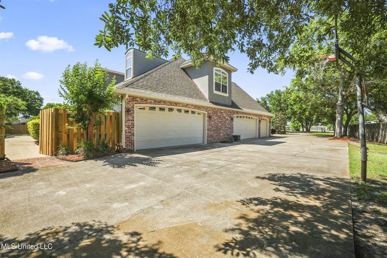 1914 Shelby Lane, Ocean Springs, MS 39564