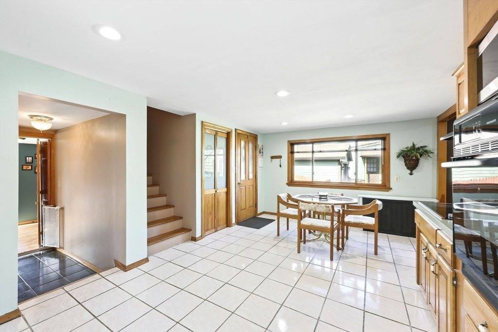 29 Goodhue Ave, Chicopee, MA 01020