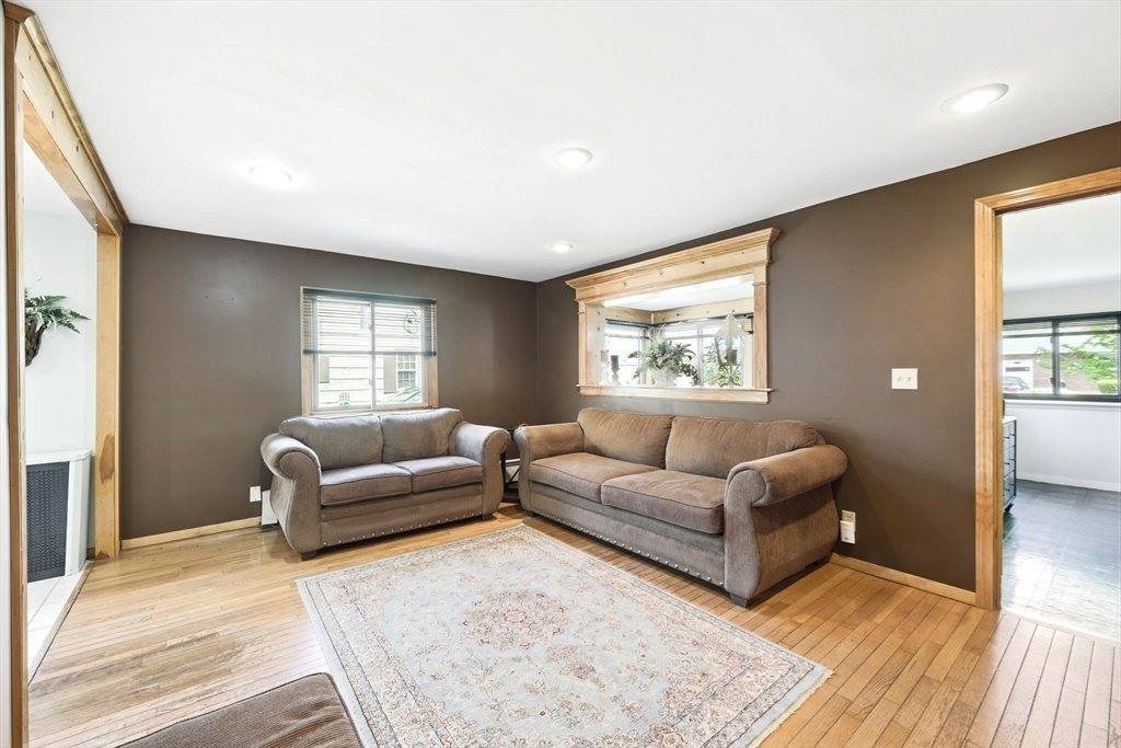 29 Goodhue Ave, Chicopee, MA 01020