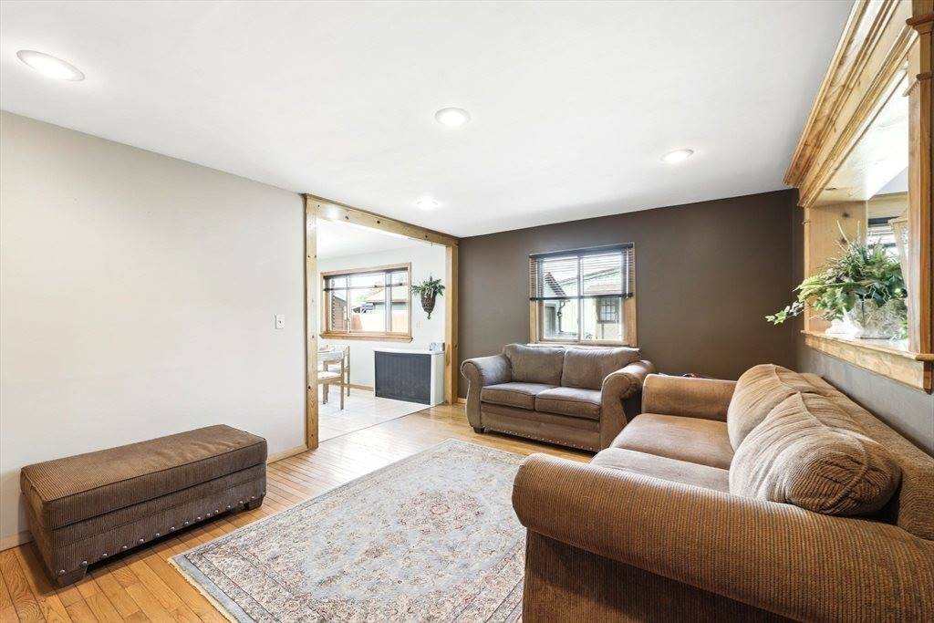 29 Goodhue Ave, Chicopee, MA 01020