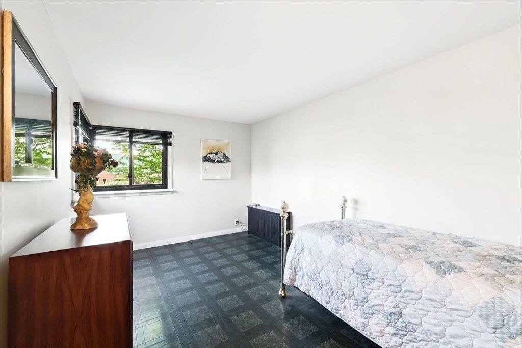 29 Goodhue Ave, Chicopee, MA 01020