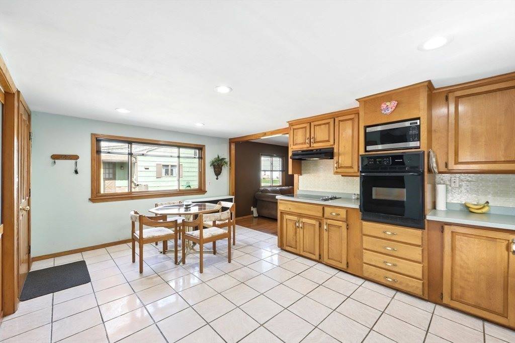 29 Goodhue Ave, Chicopee, MA 01020