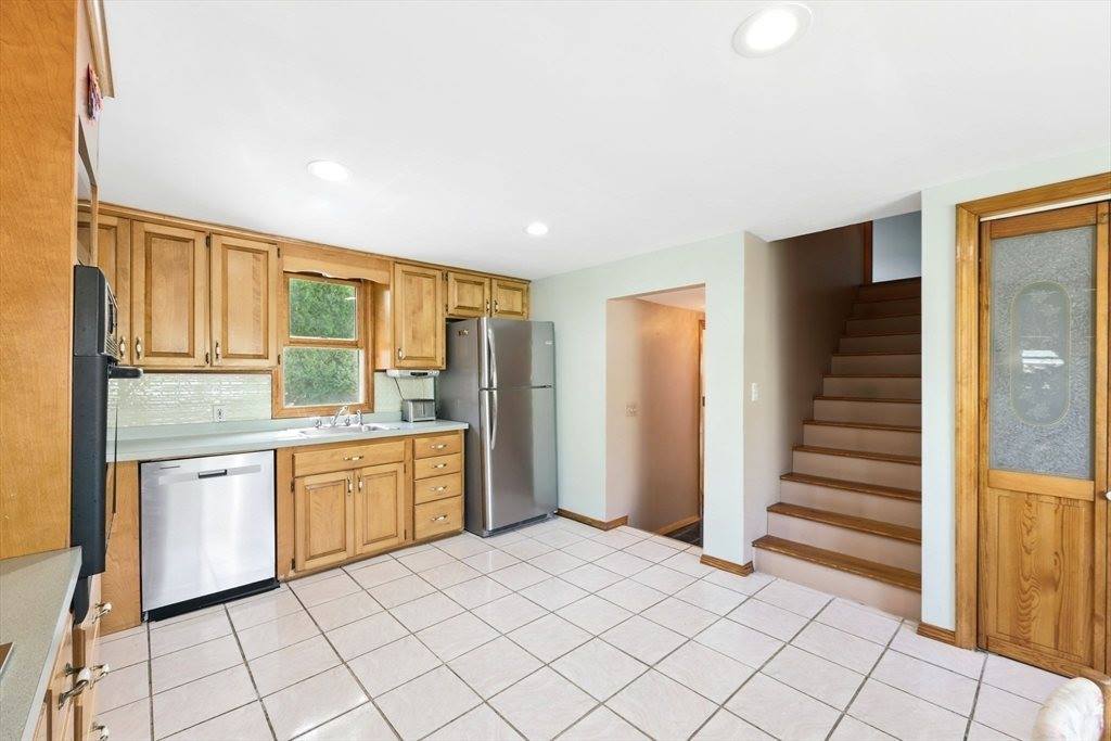 29 Goodhue Ave, Chicopee, MA 01020