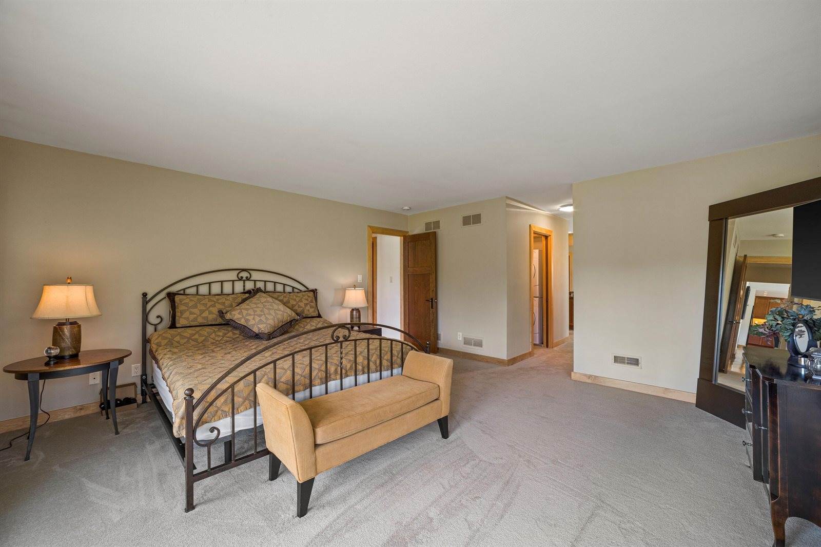 8350 North Pelican Ln, River Hills, WI 53217