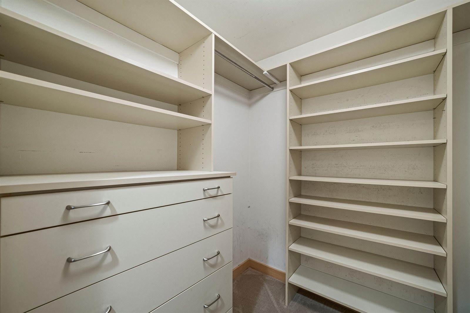 8350 North Pelican Ln, River Hills, WI 53217