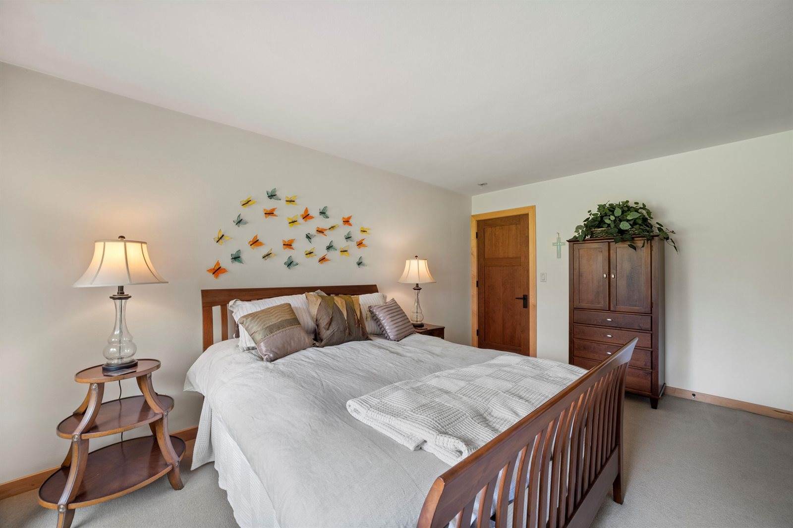 8350 North Pelican Ln, River Hills, WI 53217