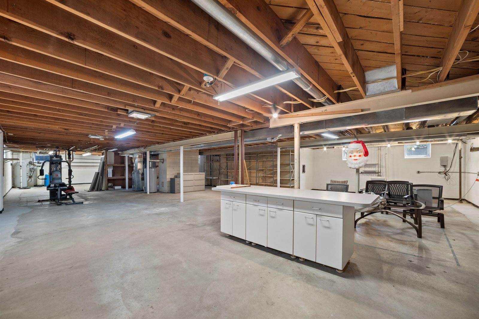 8350 North Pelican Ln, River Hills, WI 53217