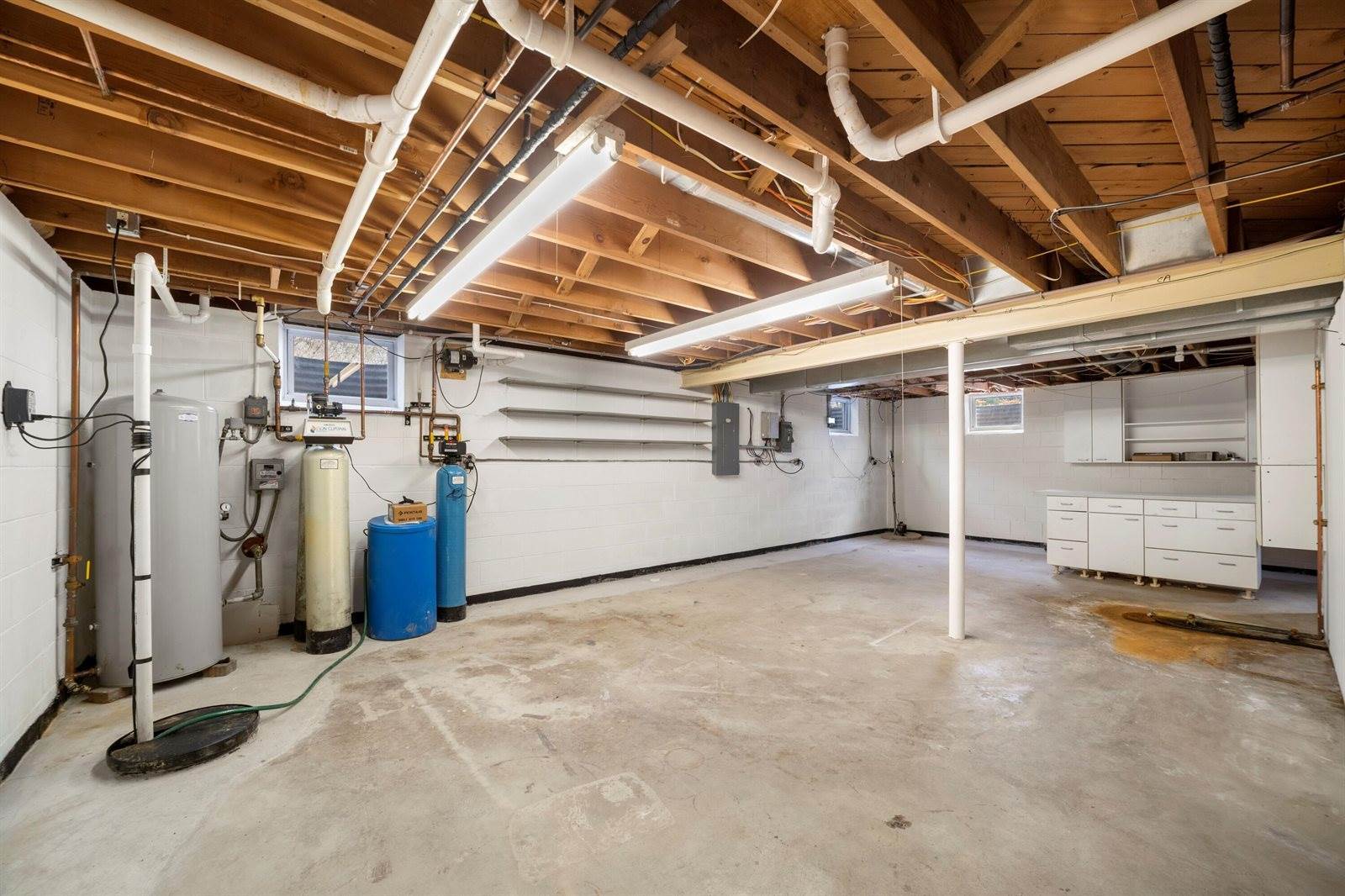 8350 North Pelican Ln, River Hills, WI 53217