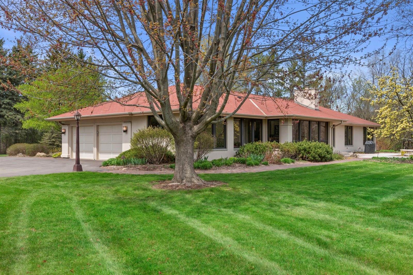 8350 North Pelican Ln, River Hills, WI 53217