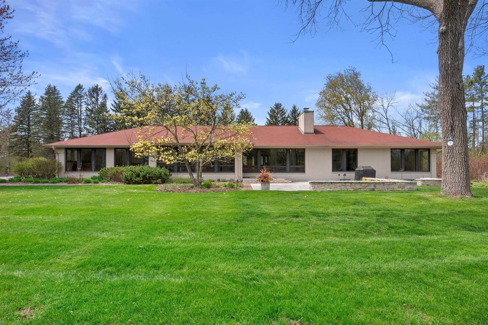 8350 North Pelican Ln, River Hills, WI 53217